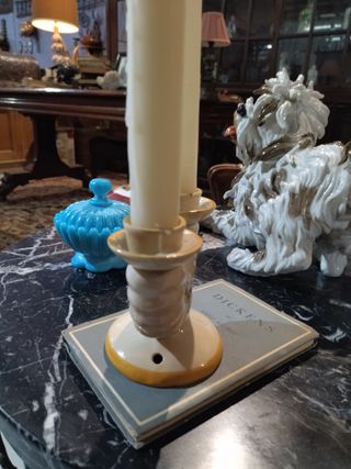 Candelabro de cerámica con flor