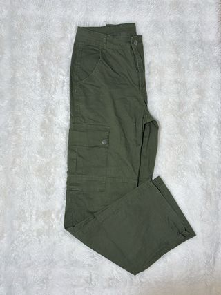 Pantalón cargo verde.
