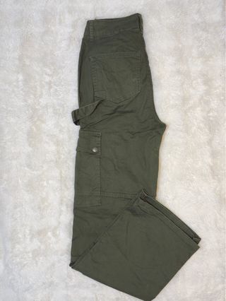 Pantalón cargo verde.