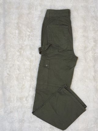 Pantalón cargo verde.