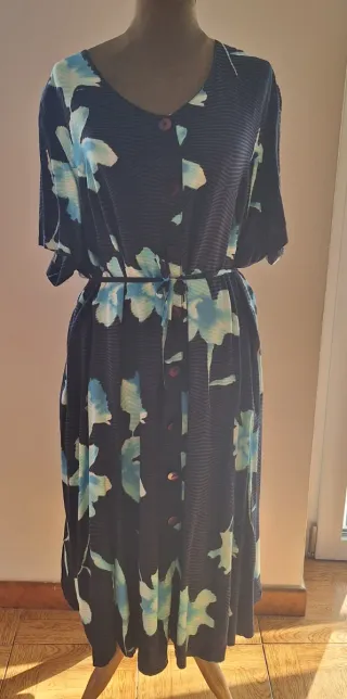 Vestito corto con laccio in vita