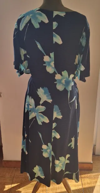 Vestito corto con laccio in vita