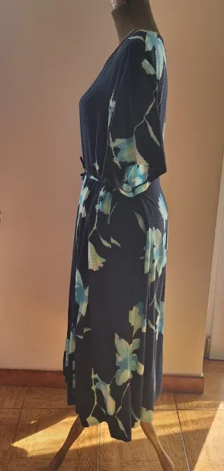 Vestito corto con laccio in vita