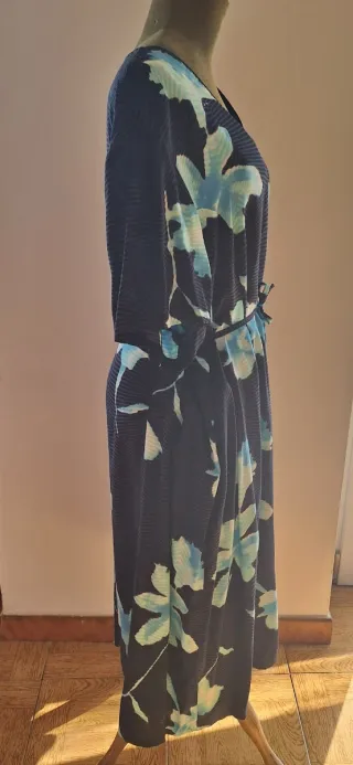 Vestito corto con laccio in vita