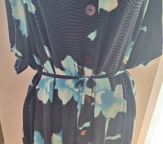 Vestito corto con laccio in vita