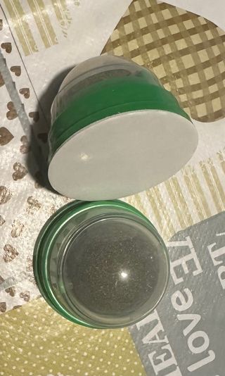 Pallina erba gatta con adesivo muro