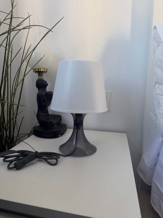 Lámparas de noche grises y blancas