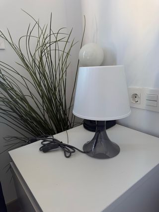 Lámparas de noche grises y blancas