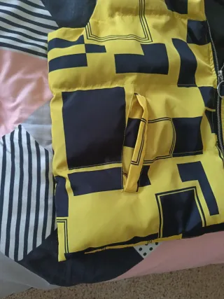 Chaleco acolchado con capucha estampado