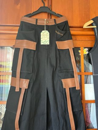 Falda negra con detalles marrones Talla XS