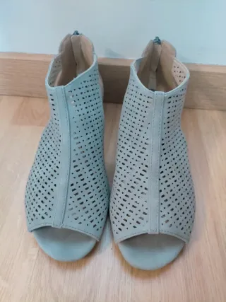 Sandalias grises tacón bajo (2,5 cms),talla 39.