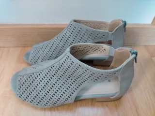 Sandalias grises tacón bajo (2,5 cms),talla 39.