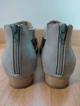 Sandalias grises tacón bajo (2,5 cms),talla 39.