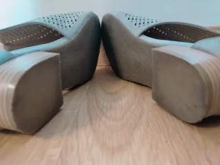 Sandalias grises tacón bajo (2,5 cms),talla 39.