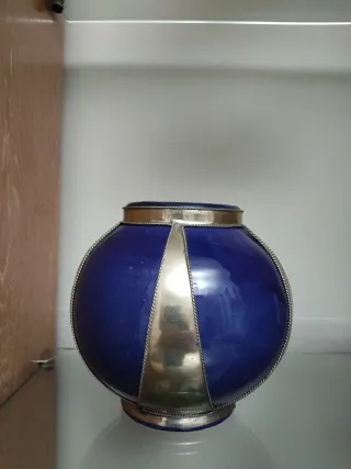Jarrón de cerámica azul con detalles metálicos