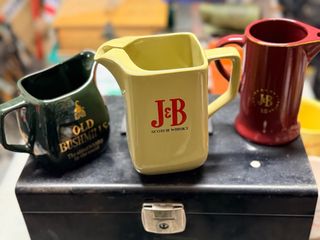 Jarras de whisky J&B y Old Bushmills
