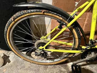 Bicicletta MTB viola e gialla