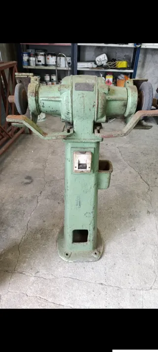 Esmeriladora industrial . Trifásico. Funciona ok.