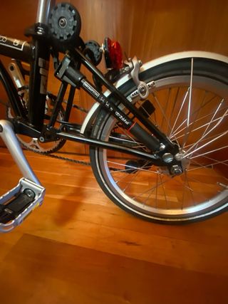 Bicicleta Brompton pieghevole nera a 6 velocità