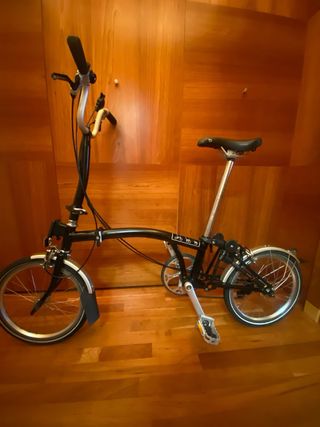 Bicicleta Brompton pieghevole nera a 6 velocità