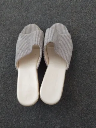 Zapatos de tacón grises