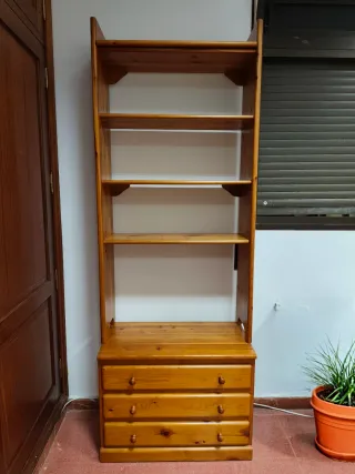 Estantería de madera con cajonera
