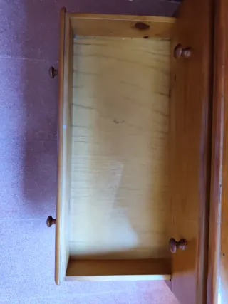 Estantería de madera con cajonera