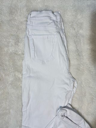 Pantalón blanco.