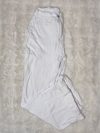 Pantalón blanco.