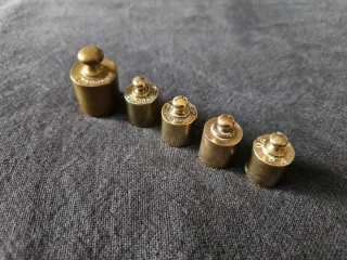 Set pesi bilancia vintage in ottone