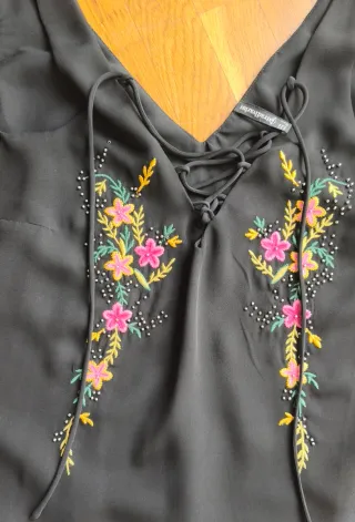 Top negro bordado Stradivarius Talla S