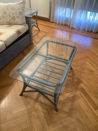 Mesa auxiliar antigua mimbre azul y cristal