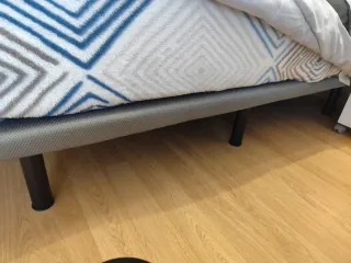 Base tapizada gris tela.