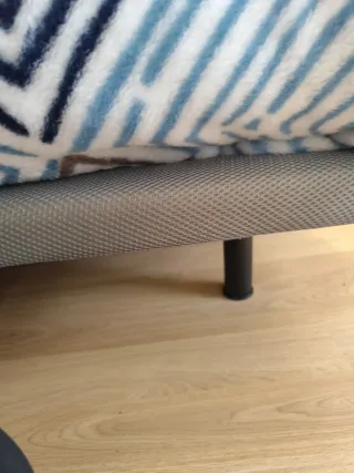 Base tapizada gris tela.