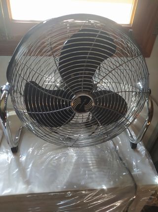 Ventilador grande cromado tira mucho aire