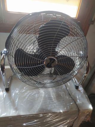 Ventilador grande cromado tira mucho aire