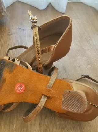 Zapatos de baile marrones y dorados