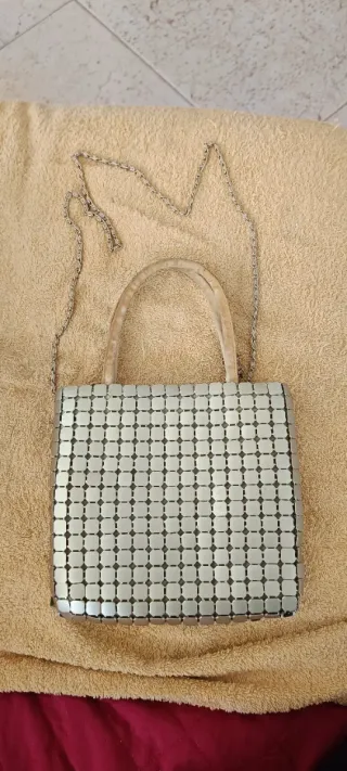 Borsa a mano con placchette metalliche