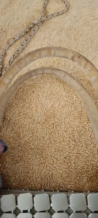 Borsa a mano con placchette metalliche