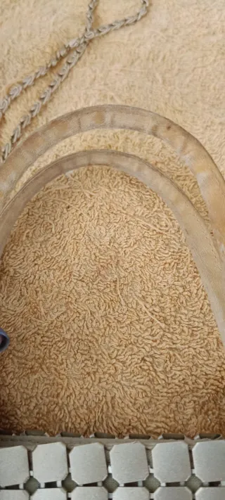 Borsa a mano con placchette metalliche