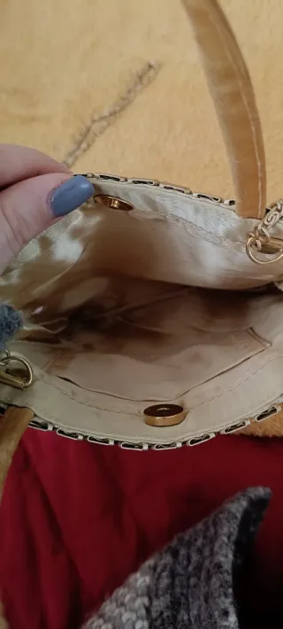 Borsa a mano con placchette metalliche