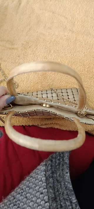 Borsa a mano con placchette metalliche