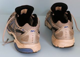 Zapatillas running grises y azules