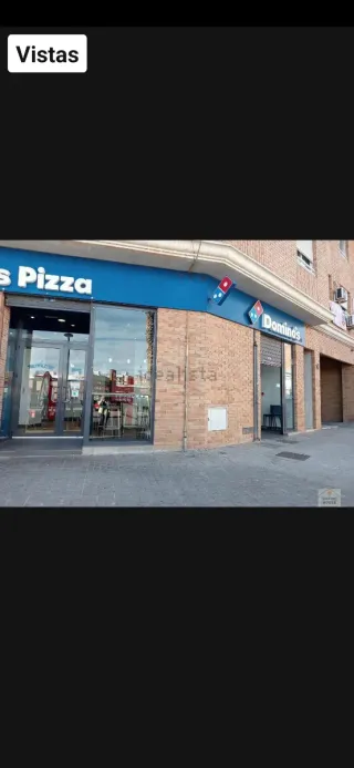 Edificio comercial rodeado de franquicias