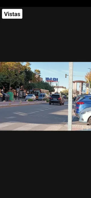 Edificio comercial rodeado de franquicias