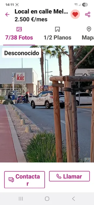 Edificio comercial rodeado de franquicias