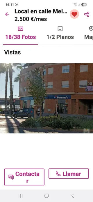 Edificio comercial rodeado de franquicias