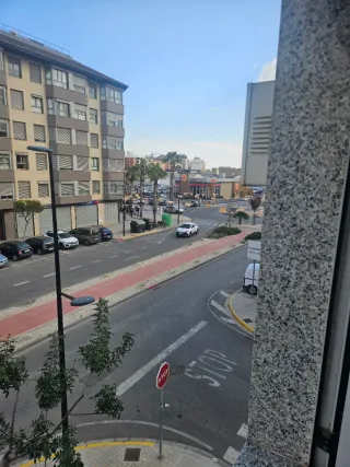 Edificio comercial rodeado de franquicias