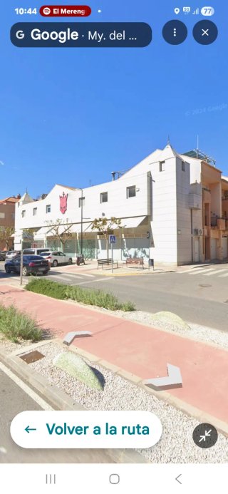 Edificio comercial rodeado de franquicias