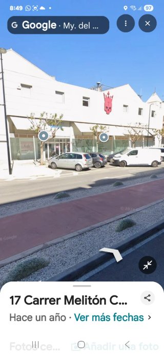 Edificio comercial rodeado de franquicias